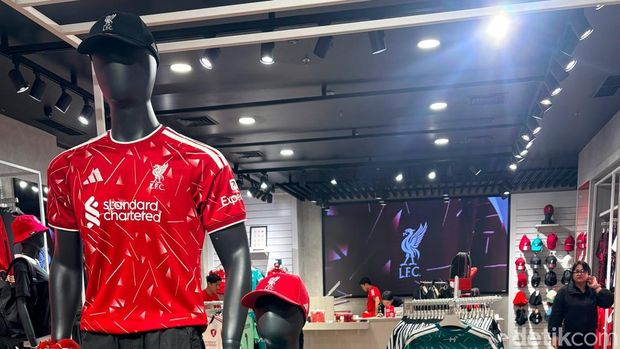 Jersey Kandang Liverpool 2026/2027.
