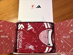 Di dalam boks terdapat tulisan angka 89/91 dan 26/27 yang menegaskan makna jersey terbaru Liverpool ini.&nbsp;(Resha Pratama/detikSport)