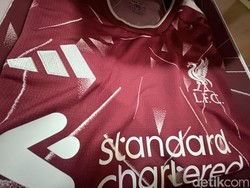Pola geometris dinamis ini seperti membawa memori kesuksesan Liverpool di akhir 80an dengan gelar Liga Inggris musim 1990. Bisakah Liverpool bangkit dengan jersey barunya musim depan? (Resha Pratama/detikSport)