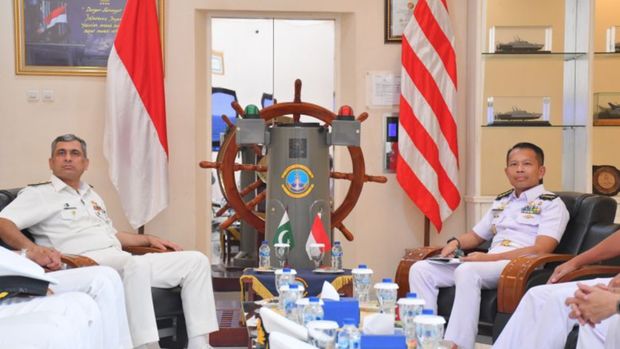 Kapal perang pakistan sandar di Jakarta lakukan kunjungan kehormatan Commander of the 18th Destroyer Squadron as Mission Commander, Commodore Omar Farooq SI (kiri) mewakili jajaran angkatan laut Pakistan saat bertemu dengan Aslog Kodaeral III Kolonel Laut (T) Henri Siswo Sulaksono (kanan) di markas Kodaeral III, Jakarta Utara, Selasa (19/5/2026) (ANTARA/Ho-Pen Kodaeral III)