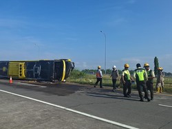 Bus Terguling di Tol Jombang-Mojokerto, 9 Orang Terluka