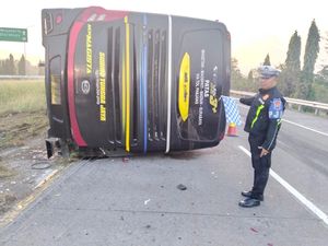 Bus Sudiro Tungga Jaya Terguling di Tol Jombang, 5 Orang Luka Berat