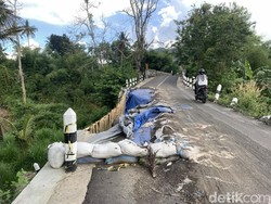 Jalan Amblas 3 Bulan di Dekat Kantor Bupati Lombok Barat Tak Kunjung Diperbaiki