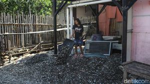 Limbah Kerang dan Fasilitas Rusak Warnai Kehidupan Kampung Apung Muara Angke