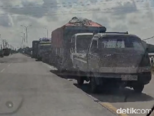 Truk Mogok Picu Kemacetan 1 Km Dekat Perlintasan KA Cerme Gresik