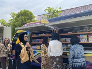 Mobil Ajaib CT Arsa: Bagi-bagi Makanan Bergizi-Ajarkan Membaca untuk Anak Tak Mampu