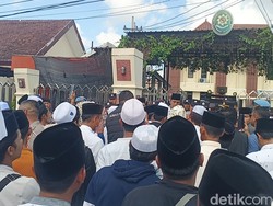 Santri Geruduk PN Sampang, Minta 2 Penganiaya Guru Dihukum Lebih Berat