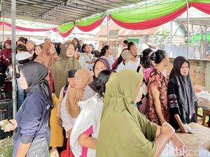 Puluhan Warga Palembang Rela Antre Sejak Pagi Demi Bahan Pokok Murah