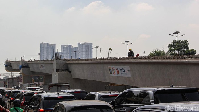 Pembangunan jalan layang alias flyover Latumeten di Jakarta Barat terus dikebut meski arus lampau lintas di area tersebut tetap terpantau padat, Kamis (21/5/2026). Aktivitas kendaraan tetap berjalan di tengah pengerjaan proyek prasarana nan dilakukan secara berjenjang oleh para pekerja di lokasi.