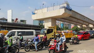 Pembangunan Jalan Layang Latumenten Dikebut di Tengah Padatnya Lalu Lintas