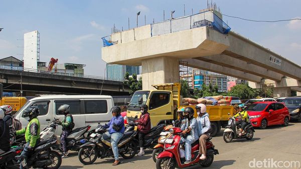 Pembangunan Jalan Layang Latumenten Dikebut di Tengah Padatnya Lalu Lintas