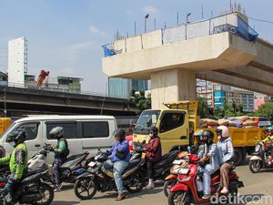 Pembangunan Jalan Layang Latumenten Dikebut di Tengah Padatnya Lalu Lintas