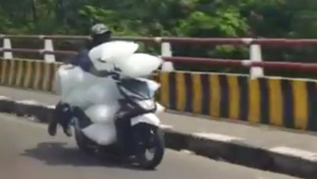 Penampakan pemotor angkut es batu 'terbang' bak Superman di jalanan Bogor.