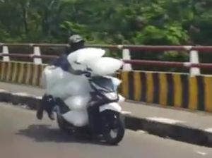Video: Heboh Pemotor Angkut Es Batu Sambil Terbang Bak Superman di Bogor