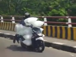 Viral Pemotor di Bogor Angkut Es Batu Terbang Bak Superman