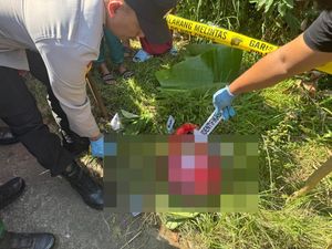Geger Bayi Laki-laki Dibungkus Kresek Merah Ditemukan Warga di Malang