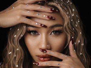 Pink Yusin Bawa Energi Powerful di DIAMOND (Make You Stay)