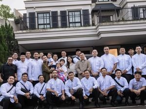 Haru Raffi Ahmad Pergi Haji Diantar Keluarga dan Sahabat