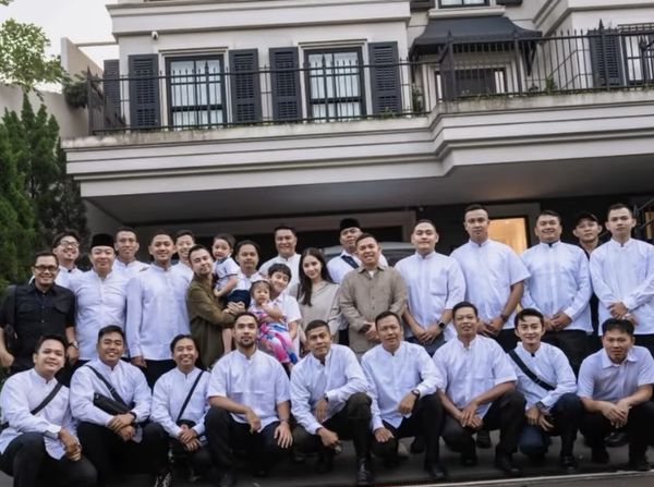 Haru Raffi Ahmad Pergi Haji Diantar Keluarga dan Sahabat