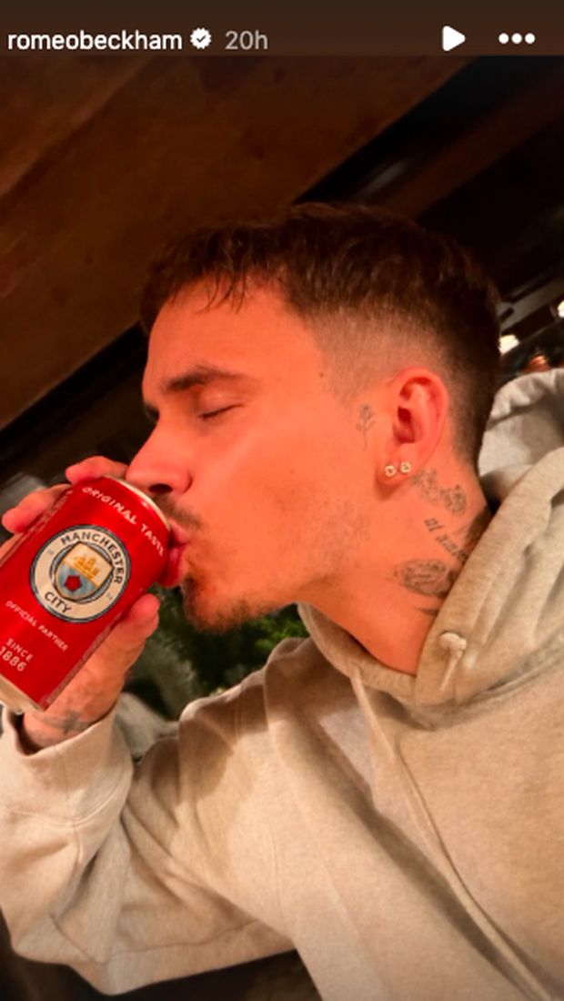 Arsenal berhasil mengakhiri puasa Premier League selama 22 tahun. Kesuksesan ini membuat Romeo James Beckham mengolok-olok Manchester City.
