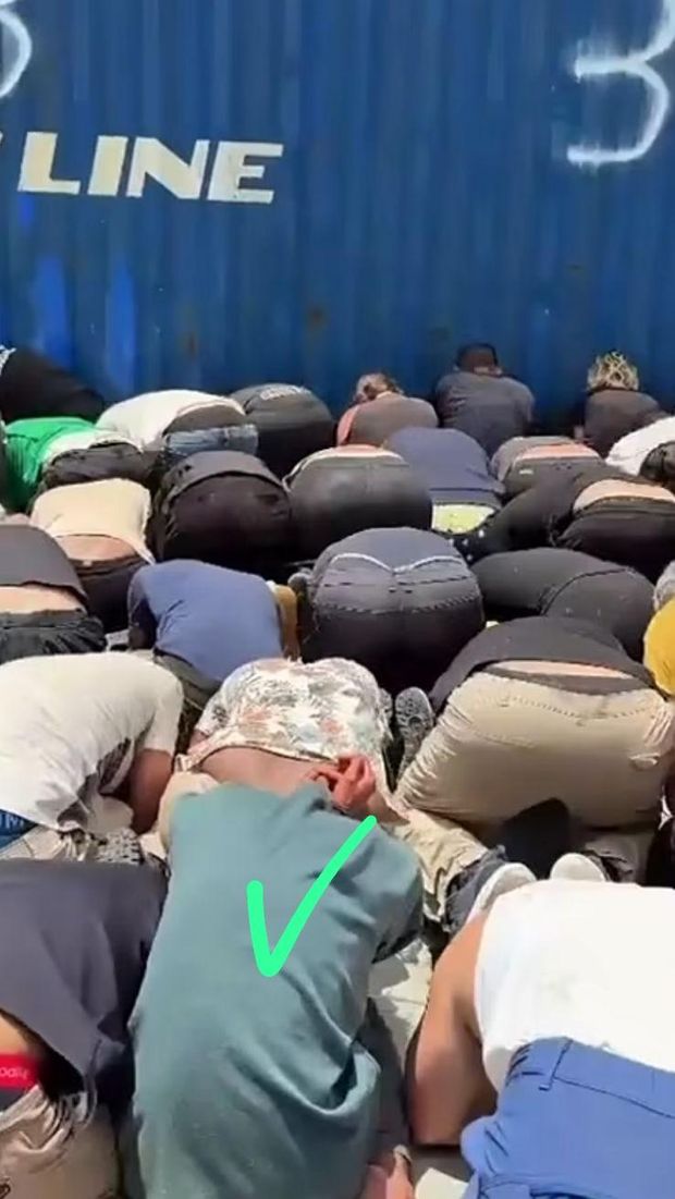 Salah satu WNI diduga ada di dalam video nan diunggah Menteri Keamanan Nasional Itamar Ben-Gvir, nan memperlihatkan kondisi aktivis Global Sumud Flotilla dalam keadaan bertimpuh dengan dahi di lantai dan tangan diikat tali.