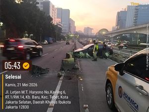 Hilang Kendali, Mobil Hantam Separator Busway di Jl MT Haryono Arah Cawang