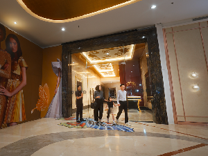 Sensasi Staycation Mewah dengan Infinity Pool di Surabaya