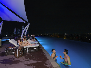 Hotel Baru Ini Punya Beach Club Tertinggi di Indonesia