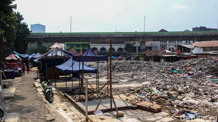 Tagih Janji, Pedagang Taman Puring Tolak Dialihfungsikan Jadi Taman Difabel Kondisi lapak pedagang di jejak kebakaran Pasar Taman Puring, Jalan Kyai Maja, Jaksel, Kamis (21/5/2026). Mereka menolak alih kegunaan jadi taman difabel.