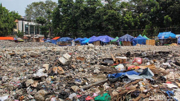 Tagih Janji, Pedagang Taman Puring Tolak Dialihfungsikan Jadi Taman Difabel Kondisi lapak pedagang di jejak kebakaran Pasar Taman Puring, Jalan Kyai Maja, Jaksel, Kamis (21/5/2026). Mereka menolak alih kegunaan jadi taman difabel.