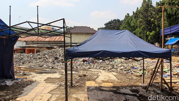 Tagih Janji, Pedagang Taman Puring Tolak Dialihfungsikan Jadi Taman Difabel Kondisi lapak pedagang di jejak kebakaran Pasar Taman Puring, Jalan Kyai Maja, Jaksel, Kamis (21/5/2026). Mereka menolak alih kegunaan jadi taman difabel.