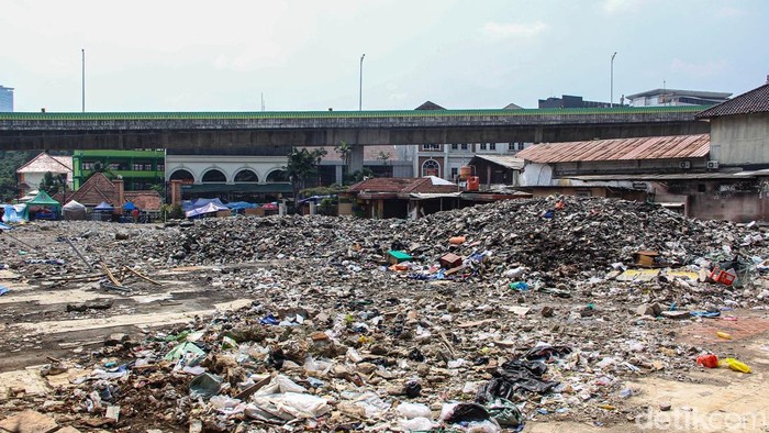 Tagih Janji, Pedagang Taman Puring Tolak Dialihfungsikan Jadi Taman Difabel Kondisi lapak pedagang di jejak kebakaran Pasar Taman Puring, Jalan Kyai Maja, Jaksel, Kamis (21/5/2026). Mereka menolak alih kegunaan jadi taman difabel.