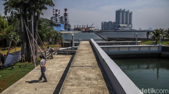 Tanggul Laut Jaga Permukiman Elite di Pantai Mutiara Wali Kota Jakarta Utara Hendra Hidayat meninjau kondisi tanggul laut di area Pantai Mutiara, Jakarta Utara, Kamis (21/5/2026). Peninjauan dilakukan untuk memastikan kesiapan prasarana menghadapi ancaman banjir rob di area pesisir.