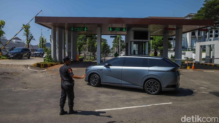 Tanggul Laut Jaga Permukiman Elite di Pantai Mutiara Wali Kota Jakarta Utara Hendra Hidayat meninjau kondisi tanggul laut di area Pantai Mutiara, Jakarta Utara, Kamis (21/5/2026). Peninjauan dilakukan untuk memastikan kesiapan prasarana menghadapi ancaman banjir rob di area pesisir.