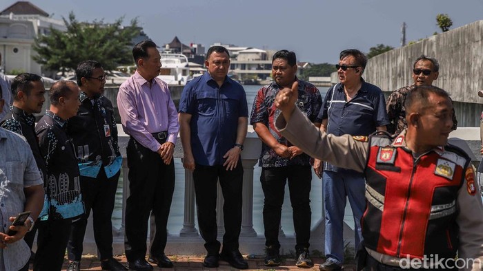 Wali Kota Jakarta Utara Hendra Hidayat meninjau kondisi tanggul laut di area Pantai Mutiara, Jakarta Utara, Kamis (21/5/2026). Peninjauan dilakukan untuk memastikan kesiapan prasarana menghadapi ancaman banjir rob di area pesisir.