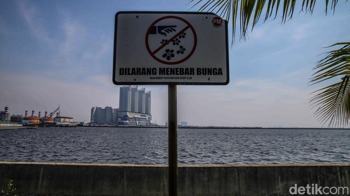 Tanggul Laut Jaga Permukiman Elite di Pantai Mutiara Wali Kota Jakarta Utara Hendra Hidayat meninjau kondisi tanggul laut di area Pantai Mutiara, Jakarta Utara, Kamis (21/5/2026). Peninjauan dilakukan untuk memastikan kesiapan prasarana menghadapi ancaman banjir rob di area pesisir.