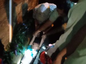 Damkar Palembang Evakuasi Bocah Terjepit di Parit, Diduga Hendak Ambil Bola
