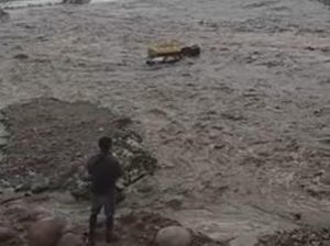 2 Truk Tambang Pasir Hanyut Terseret Arus Sungai di Parangloe Gowa