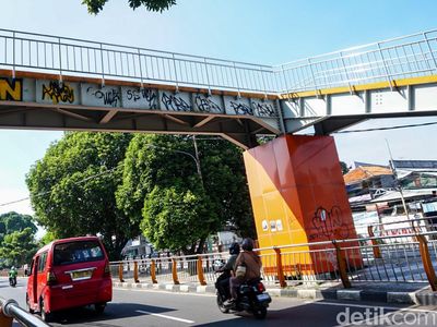 Vandalisme di JPO Taman Secawan Bikin Kumuh