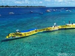 3 Tahun Krisis Air, Warga Gili Meno Bentangkan Spanduk Protes di Tengah Laut