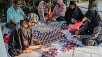 Warga Malaka Jaya Ubah Sampah Jadi Kerajinan Kreatif