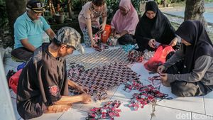 Warga Malaka Jaya Ubah Sampah Jadi Kerajinan Kreatif