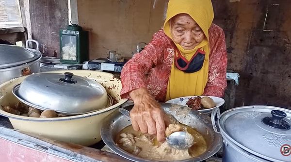7 Sosok Mbah Penjual Makanan Tradisional yang Ikonik dan Legend Banget