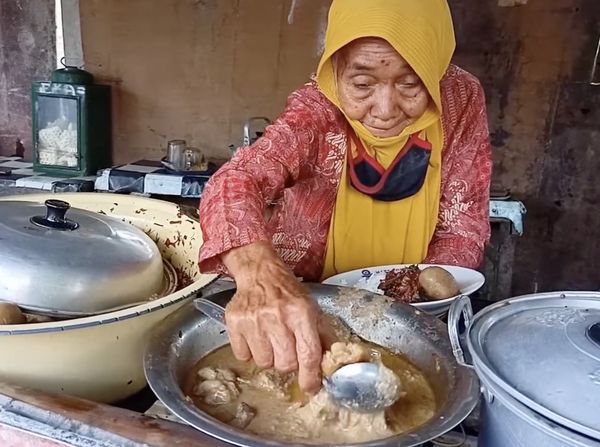 7 Sosok Mbah Penjual Makanan Tradisional yang Ikonik dan Legend Banget