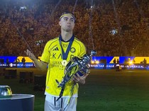 Video Gaya Tengil Ronaldo saat Menerima Piala Juara Liga Arab Saudi