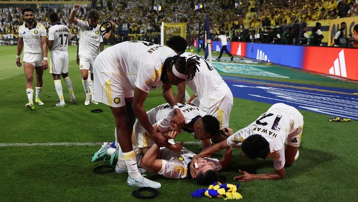 RIYADH, SAUDI ARABIA - MAY 21: Cristiano Ronaldo of Al Nassr celebrates with teammates after scoring his teams fourth goal during the Saudi Pro League match between Al Nassr and Damac at Al Awwal Park on May 21, 2026 in Riyadh, Saudi Arabia.  (Photo