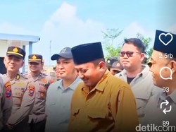 Anggota DPRD Bangkalan Temui Pendemo, Ternyata Anak Sendiri