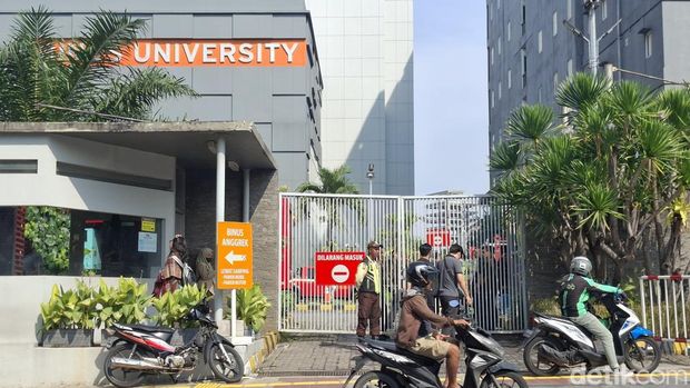 Auditorium kampus Binus di Kebon Jeruk, Jakbar dilanda kebakaran. Aktivitas belajar mengajar mahasiswa untuk sementara dialihkan secara daring (online). (Belia/detikcom)