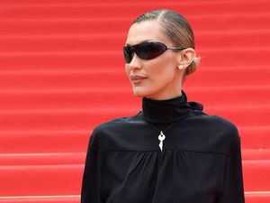 Bella Hadid Pakai Kalung Kunci di Cannes Festival, Simbol Warisan Palestina