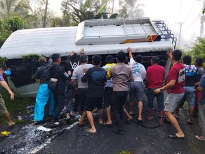 Video: Bus Angkut 20 Jemaat Gereja Terguling di Minsel gegara Jalan Rusak